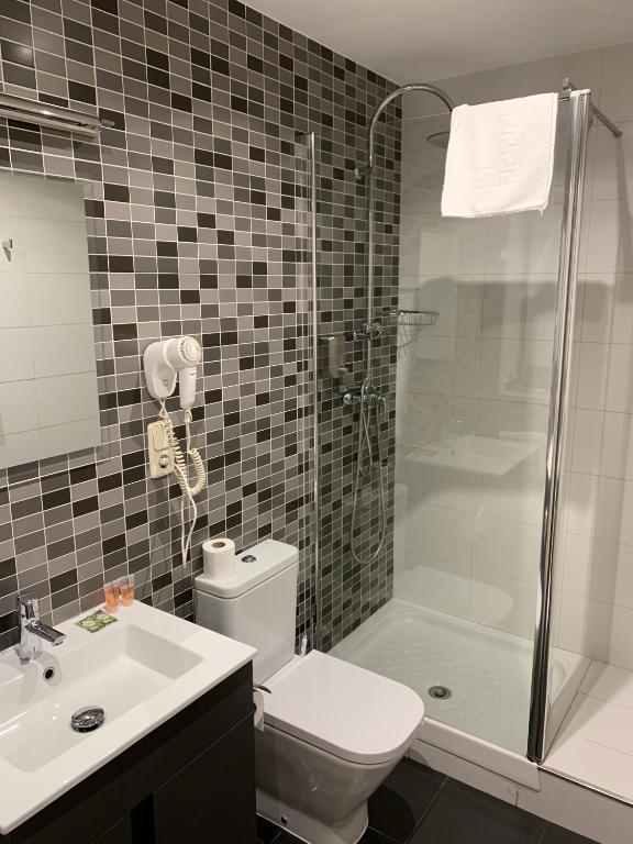 Un baño de Hostal Falfes