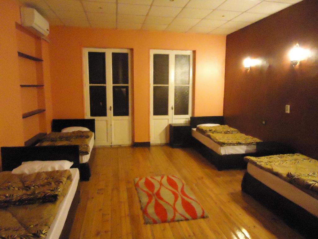 Una cama o camas en una habitación de Freedom Hostel