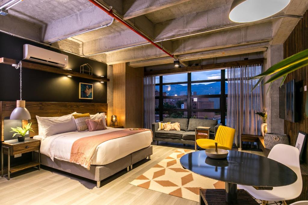Postel nebo postele na pokoji v ubytování Factory Lofts Hotel