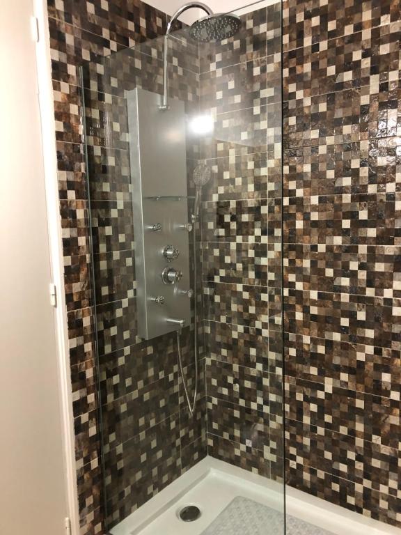 Ένα μπάνιο στο Apartments in the forest with sea view