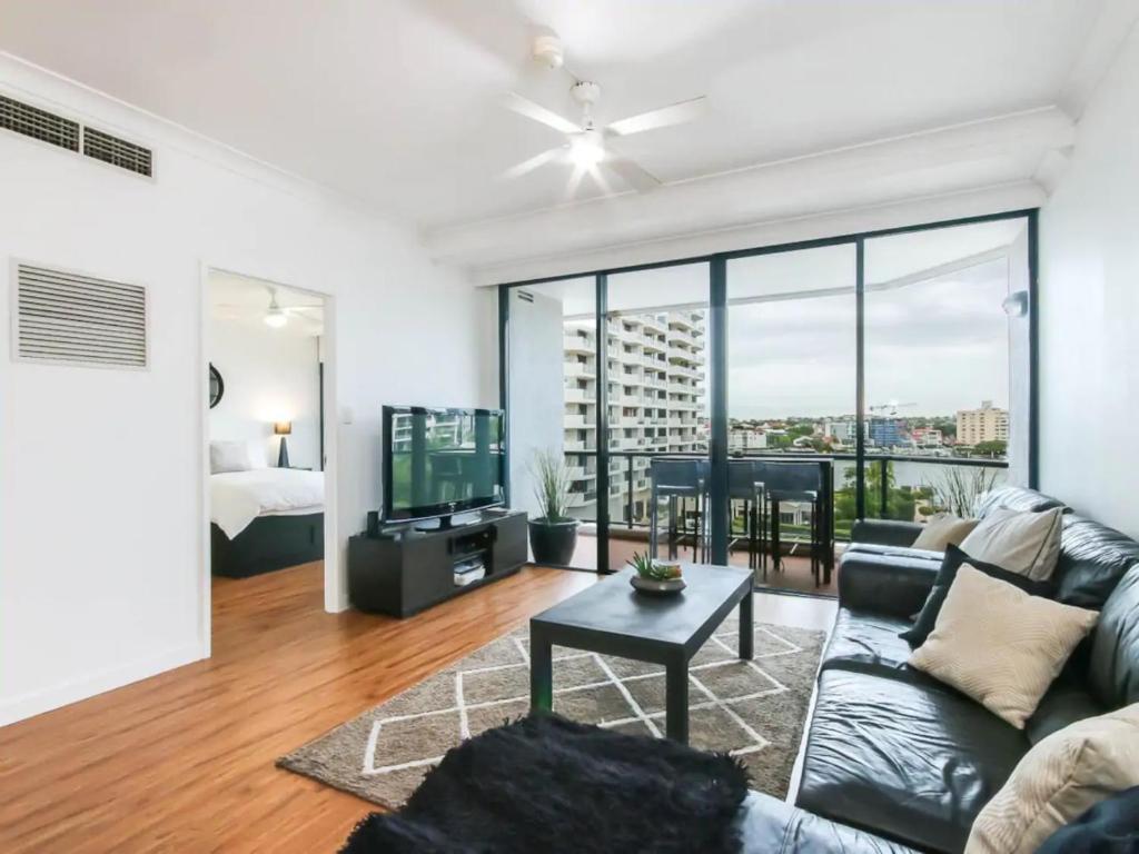 Ein Sitzbereich in der Unterkunft Modern 2 Bedroom River View Apartment in Docklands