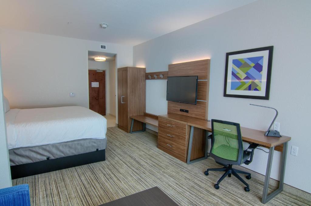 Postel nebo postele na pokoji v ubytování Holiday Inn Express & Suites Mobile - University Area by IHG