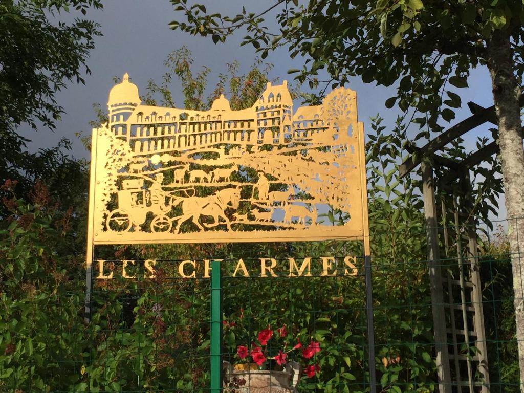 un cartello per le "las chiraciones" con un edificio di Les charmes a Valençay