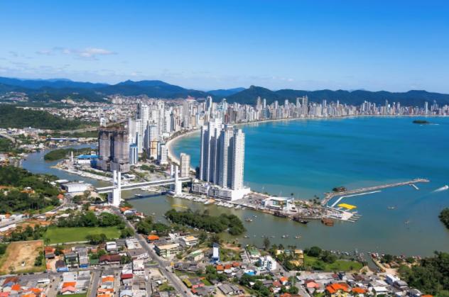  CASA C/ PISCINA INTERPRAIAS BALNEÁRIO CAMBORIU