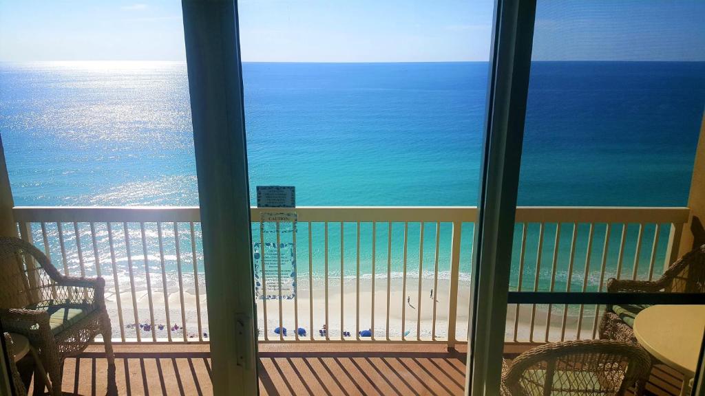 德斯坦的住宿－Pelican Beach Resort Rentals，以及享有海滩景致的阳台。