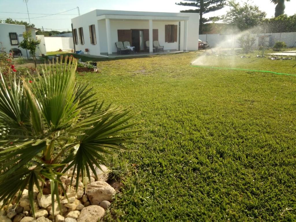 una casa con un irrigatore in un cortile di Chalet en Zahora/Caños de Meca a Zahora