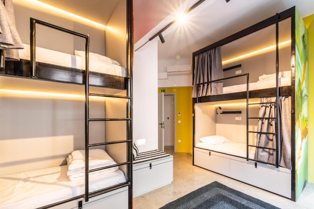 Posteľ alebo postele v izbe v ubytovaní Athens Hub Hostel