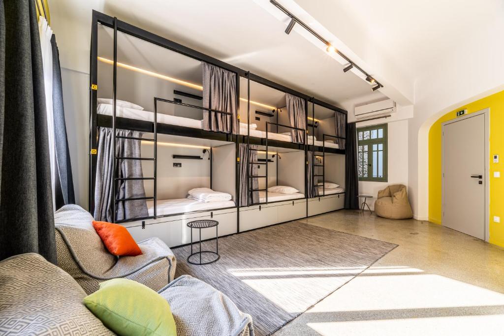 雅典的住宿－Athens Hub Hostel，带双层床的房间
