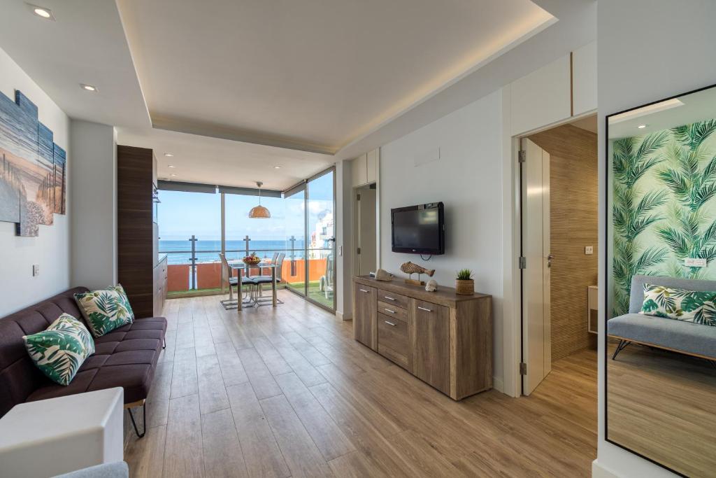 TV a/nebo společenská místnost v ubytování Relax Over the Sea