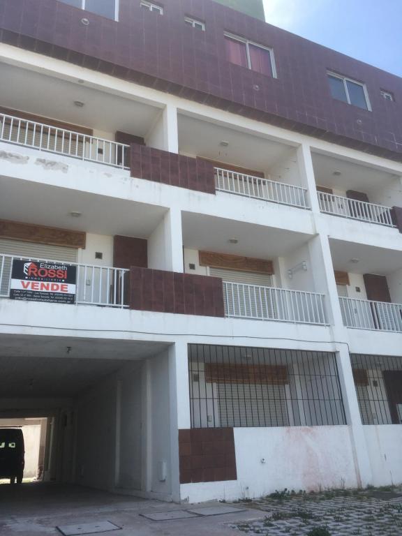 un grande edificio bianco con balconi di EDIFICIO COSTANERA a Las Toninas