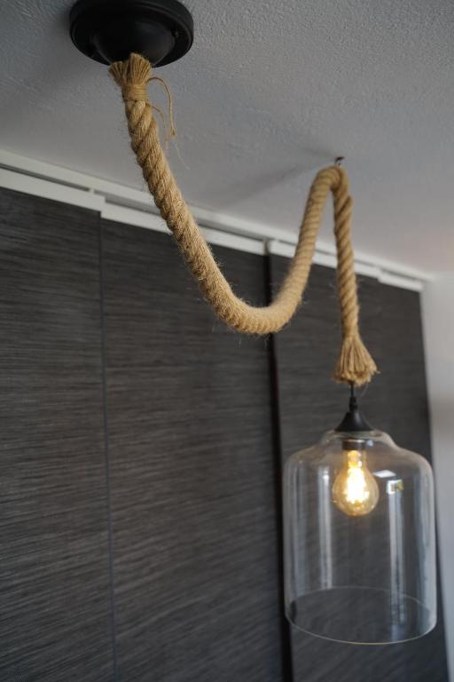 aendant light with a rope hanging from a ceiling at B&B La Mimosa in Teguise