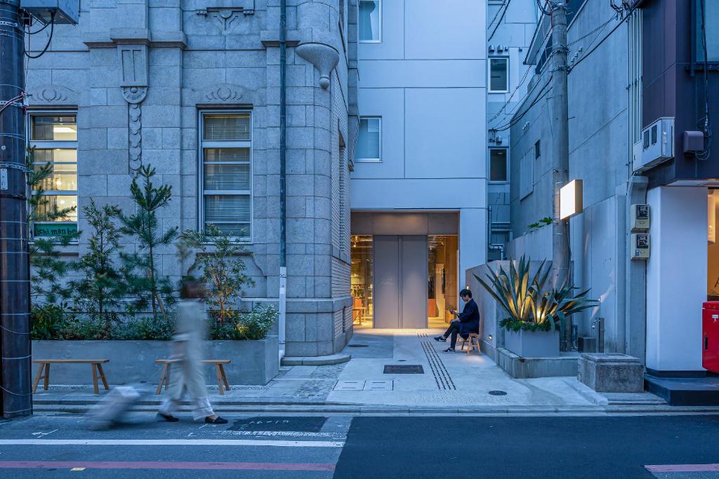 京都市にあるTSUGU 京都三条 by THE SHARE HOTELSの建物前通行者