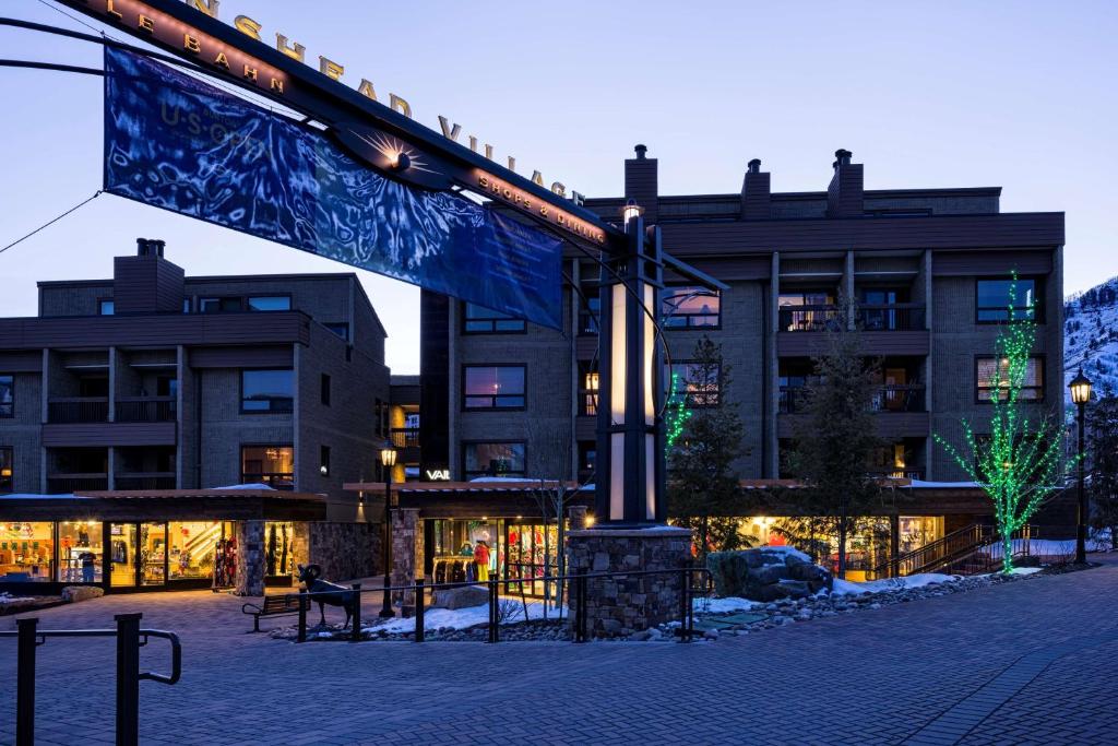 un gran edificio con una bandera delante de él en Vail 21 - CoralTree Residence Collection, en Vail