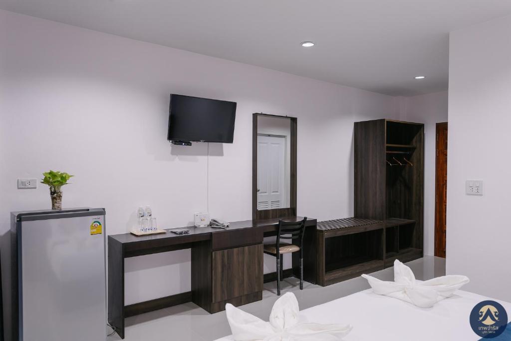 TV a/nebo společenská místnost v ubytování Thepchamrat Boutique Hotel