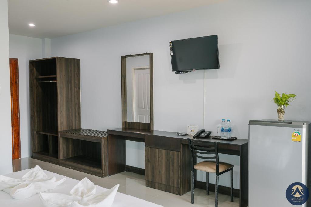 TV a/nebo společenská místnost v ubytování Thepchamrat Boutique Hotel
