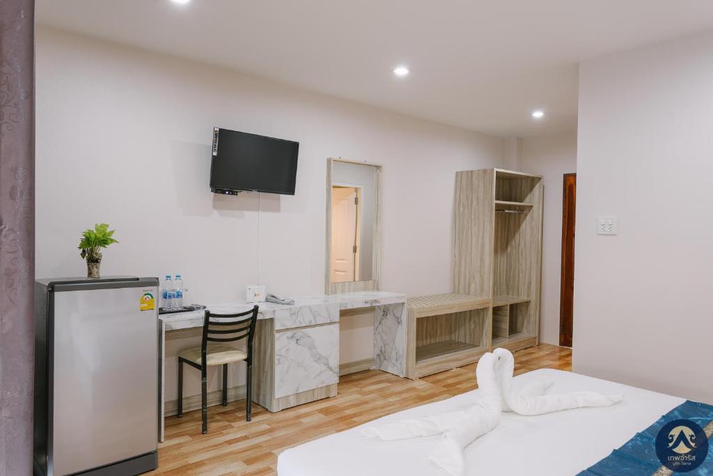 Postel nebo postele na pokoji v ubytování Thepchamrat Boutique Hotel