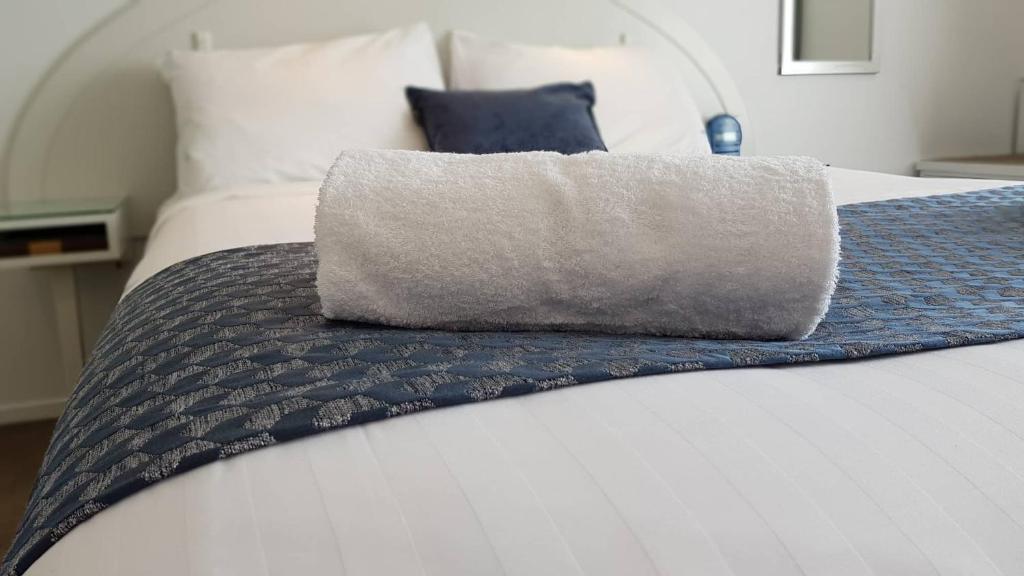 Postel nebo postele na pokoji v ubytování Brougham Heights Motel