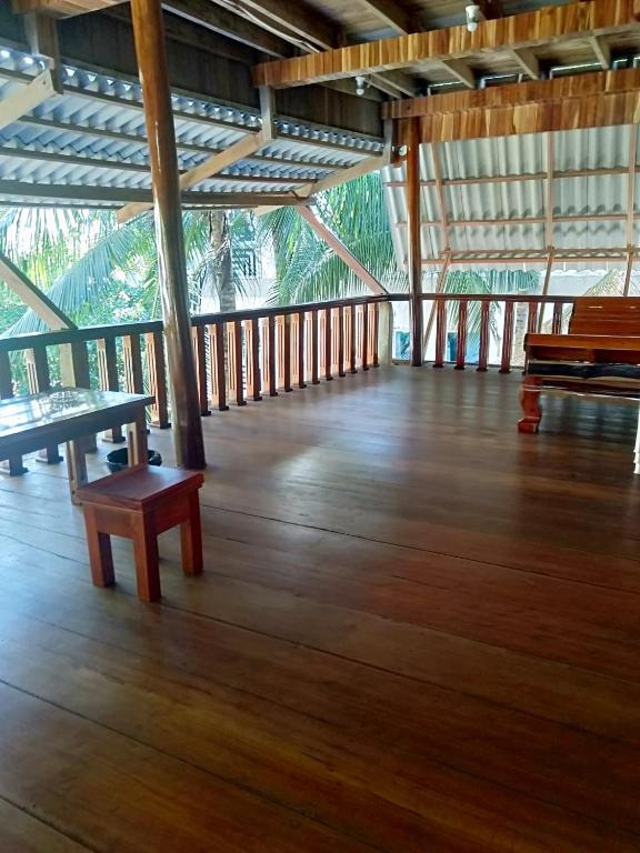 PSK VIMEAN KOH RONG Guesthouse的阳台或露台