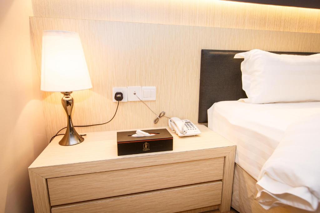 Postel nebo postele na pokoji v ubytování Lintas Platinum Hotel