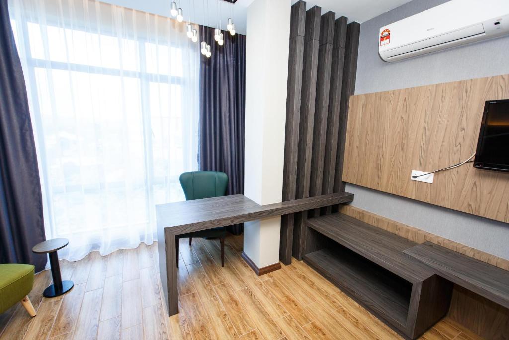 TV a/nebo společenská místnost v ubytování Lintas Platinum Hotel