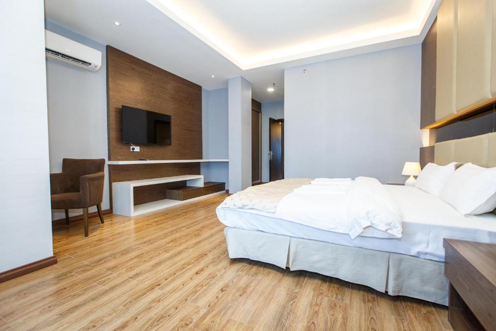 Postel nebo postele na pokoji v ubytování Lintas Platinum Hotel