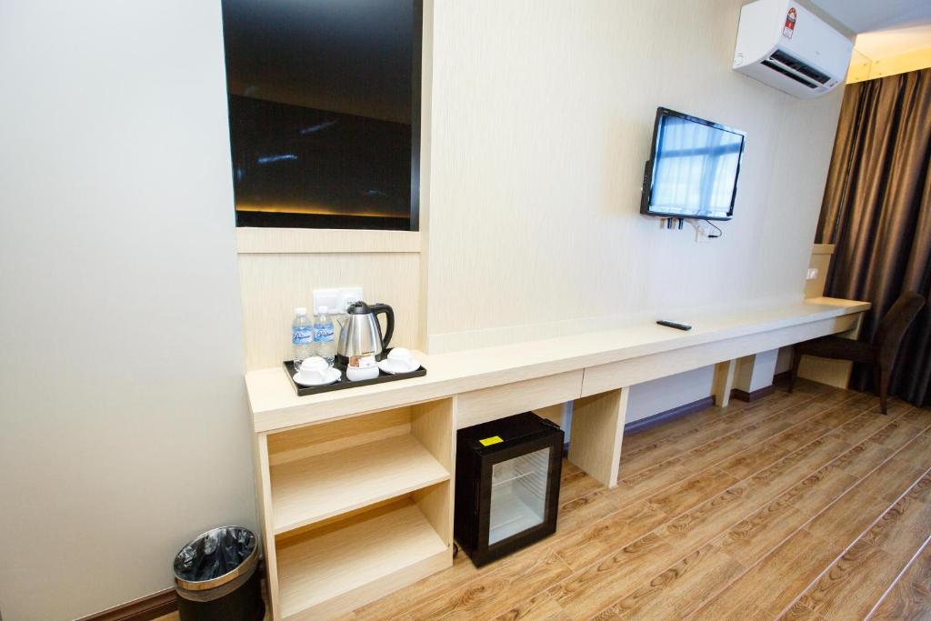 TV a/nebo společenská místnost v ubytování Lintas Platinum Hotel