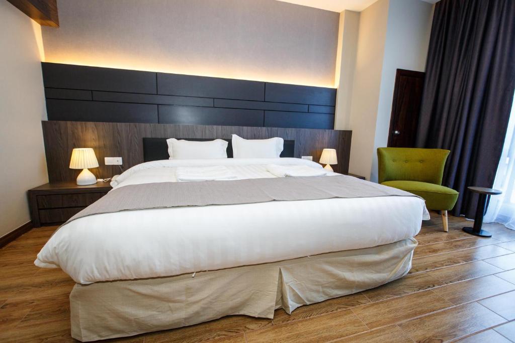 Postel nebo postele na pokoji v ubytování Lintas Platinum Hotel