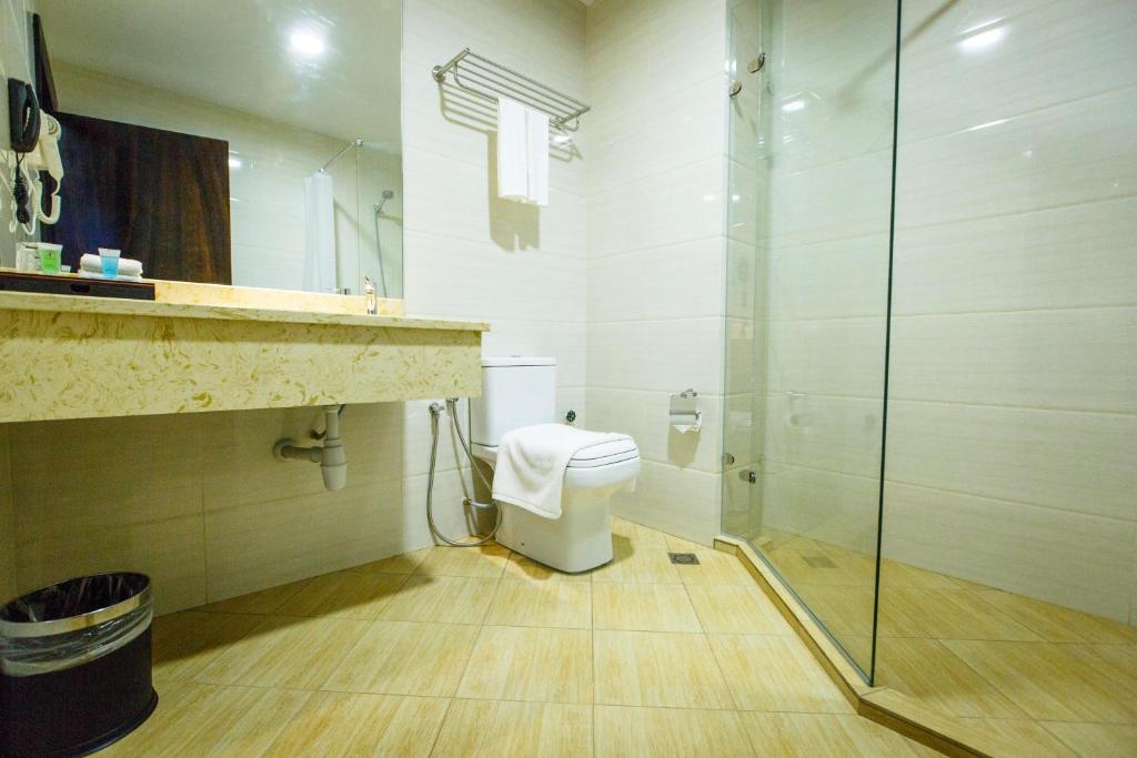 Koupelna v ubytování Lintas Platinum Hotel