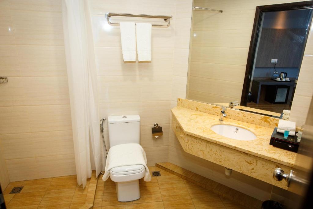 Koupelna v ubytování Lintas Platinum Hotel
