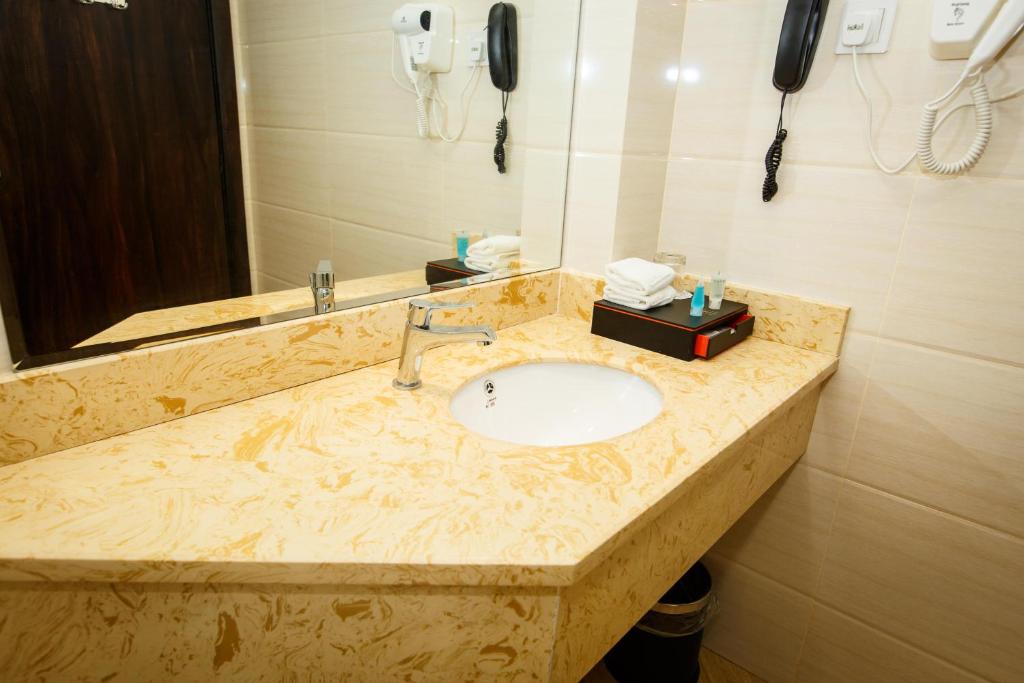 Koupelna v ubytování Lintas Platinum Hotel