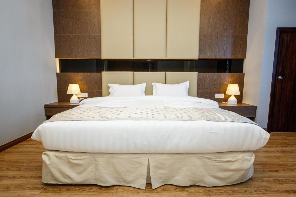 Postel nebo postele na pokoji v ubytování Lintas Platinum Hotel