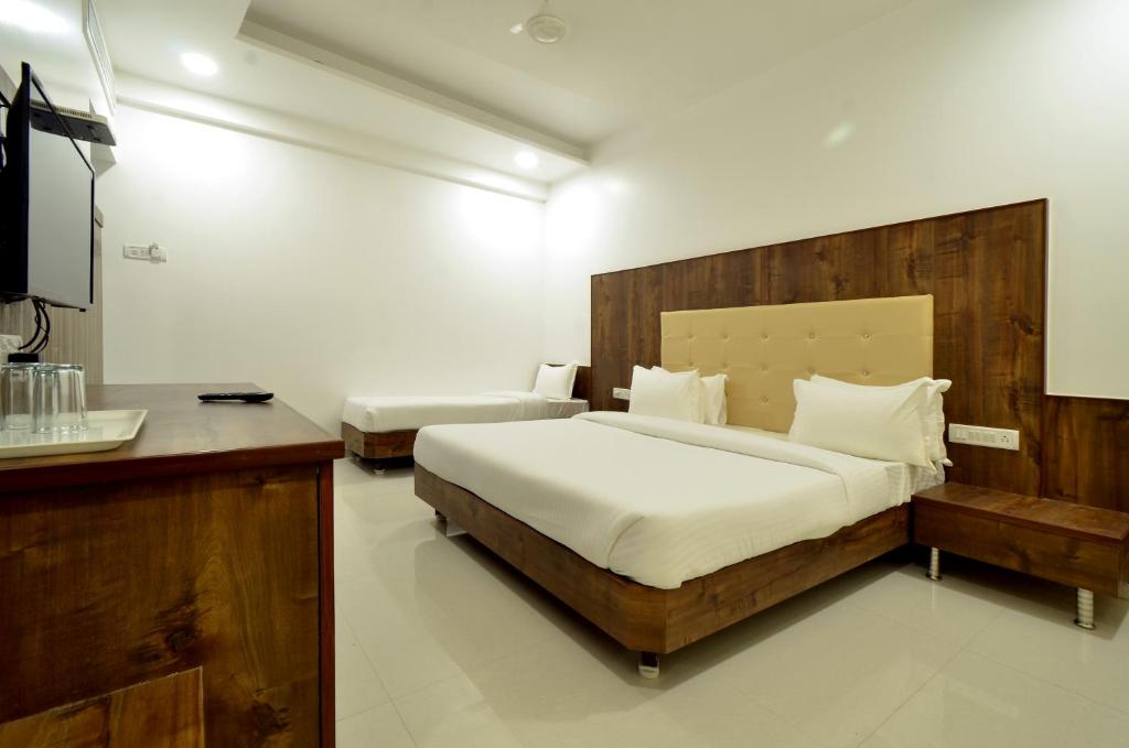 Postel nebo postele na pokoji v ubytování Hotel Dwarka Park