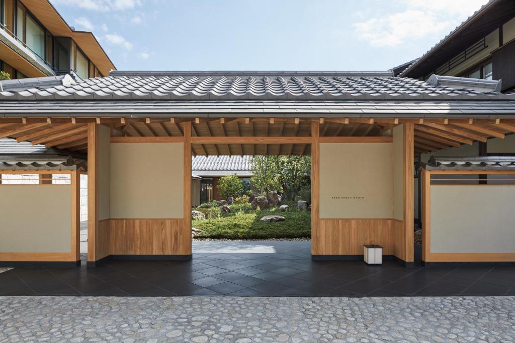een paviljoen met twee deuren in een gebouw bij Park Hyatt Kyoto in Kyoto