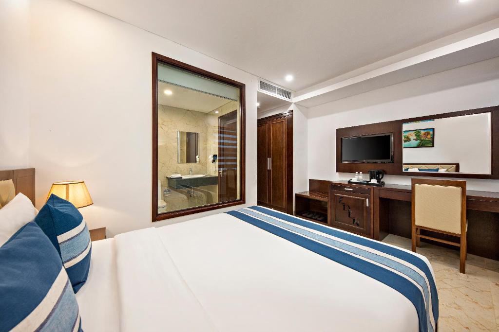 Postel nebo postele na pokoji v ubytování Eden Ocean View Hotel Da Nang