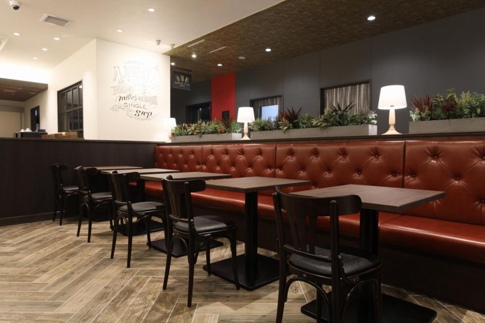 une rangée de tables et de chaises dans un restaurant dans l'établissement The Celecton Tsuchiura Ekimae, à Tsuchiura