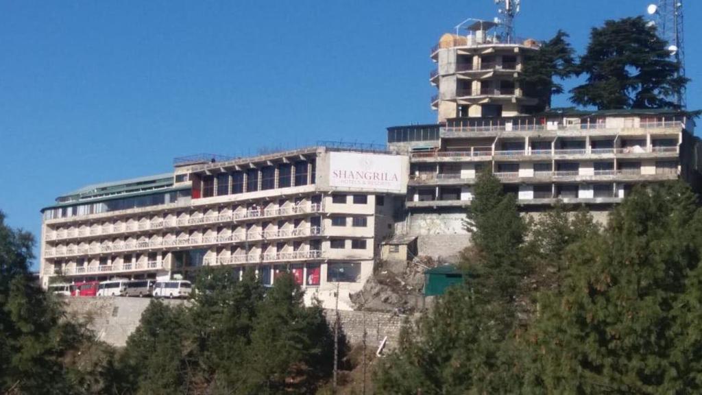 un gran edificio en la cima de una colina con árboles en Shangrila Hotels & Resorts Changla Gali, en Abbottābād