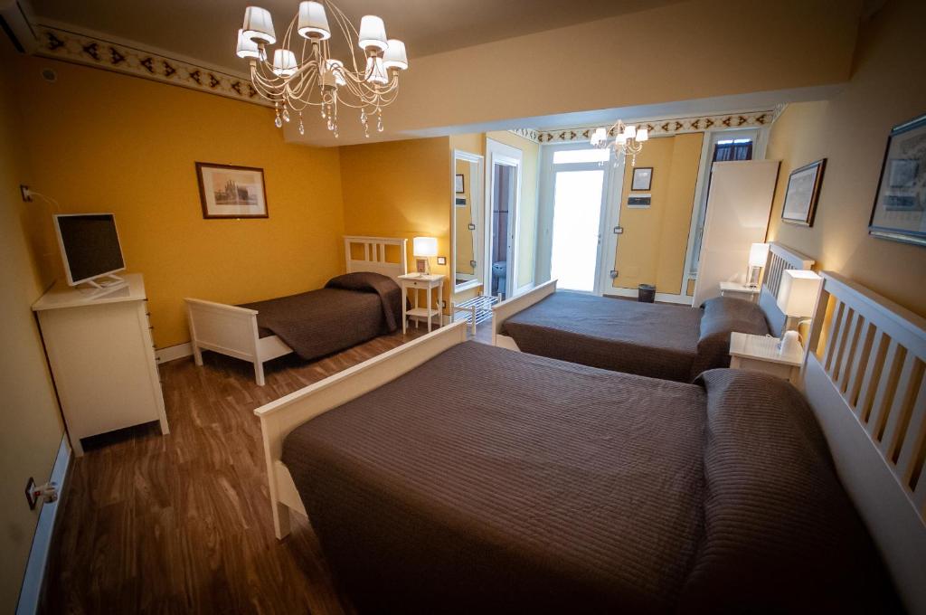 Hotel Pisa Tower - Familiekamer Met Eigen Badkamer - Apart Gebouw