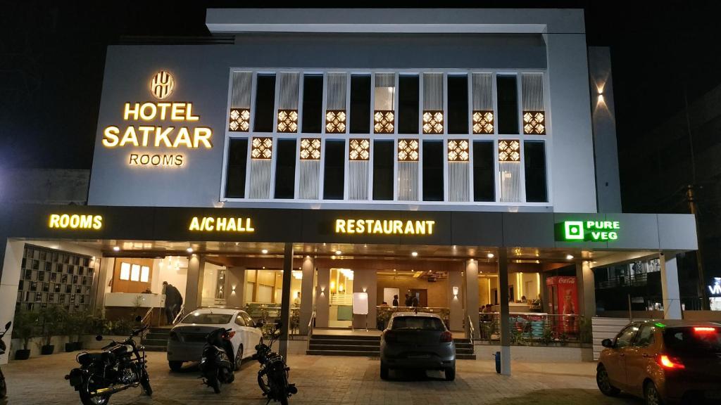 ein Hotel Sattaran mit Motorrädern, die davor geparkt sind in der Unterkunft HOTEL SATKAR CHHATRAL in Kalol