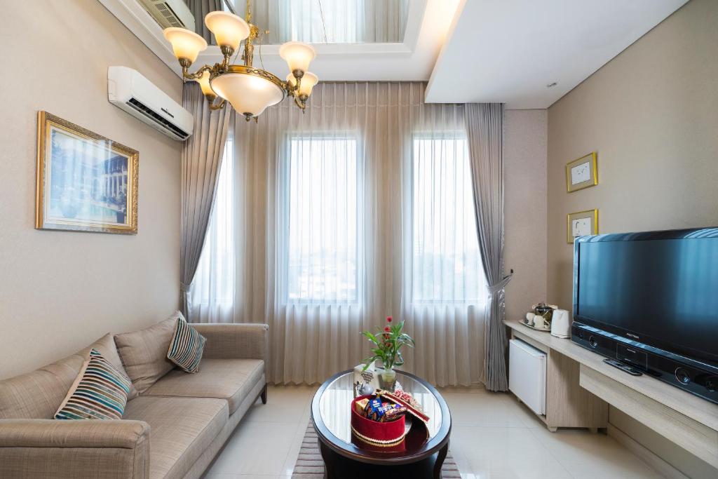 TV a/nebo společenská místnost v ubytování Royal City Hotel Jakarta