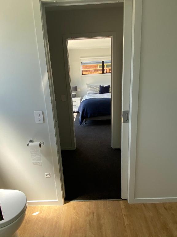 Central Retreat and self contained with free wifi - Resim 8