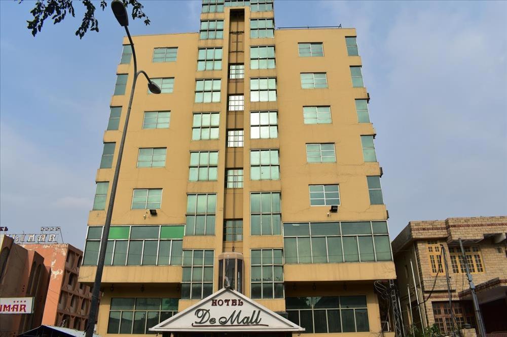 um edifício alto com um sinal em frente em Hotel De Mall em Rawalpindi