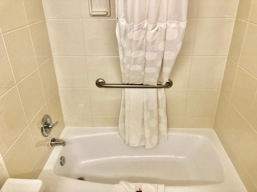 Ramada by Wyndham Birmingham Airport - Studio Double Room - Disability Access/Non-Smoking