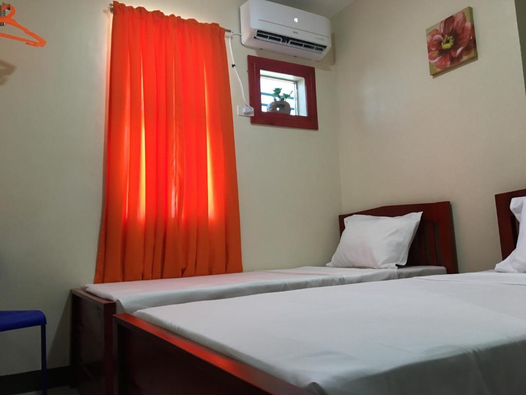 Postel nebo postele na pokoji v ubytování Downtown Suites