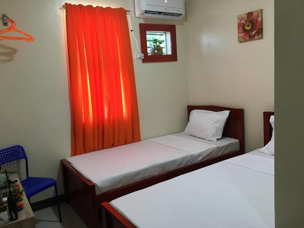 Postel nebo postele na pokoji v ubytování Downtown Suites