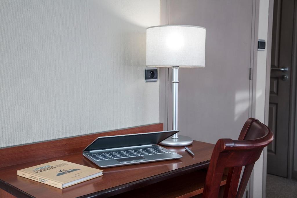 TV a/nebo společenská místnost v ubytování Hotel Les Mésanges