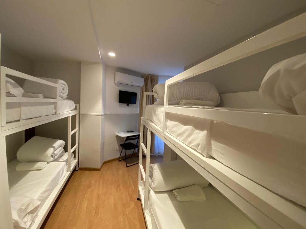 Far Home Gran Vía - Quarto Quádruplo Com Banheiro Privativo