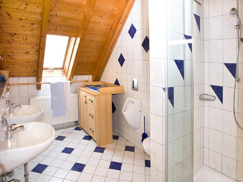un baño con lavabo e inodoro en Franzenhof Markhart, en Deggenhausertal