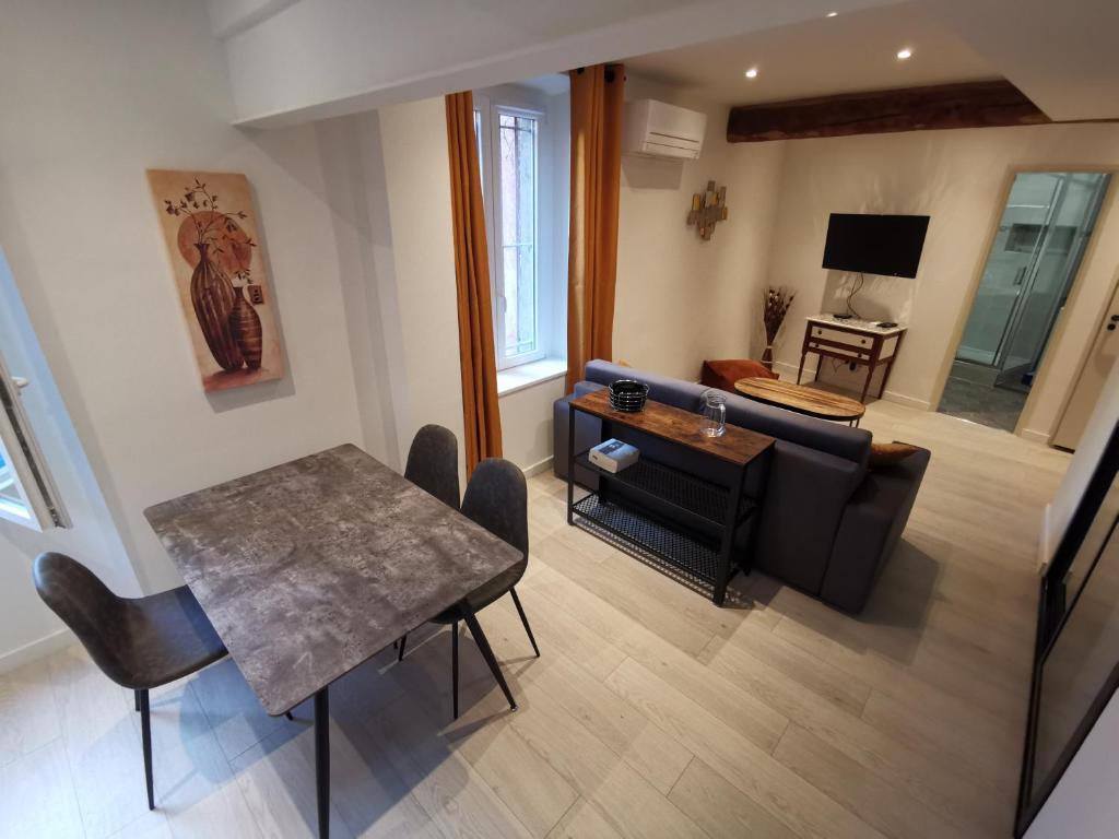 尼斯的住宿－2 pièces Vieux-Nice N，客厅配有桌子和沙发