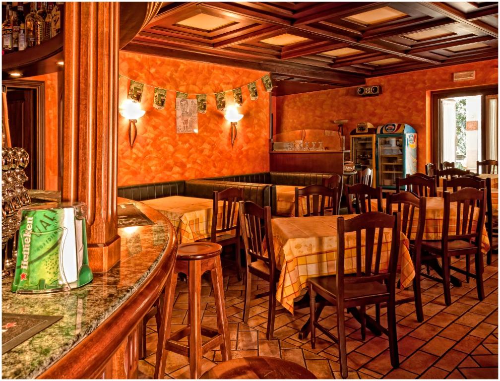 Restauracja lub miejsce do jedzenia w obiekcie Hotel Pesek