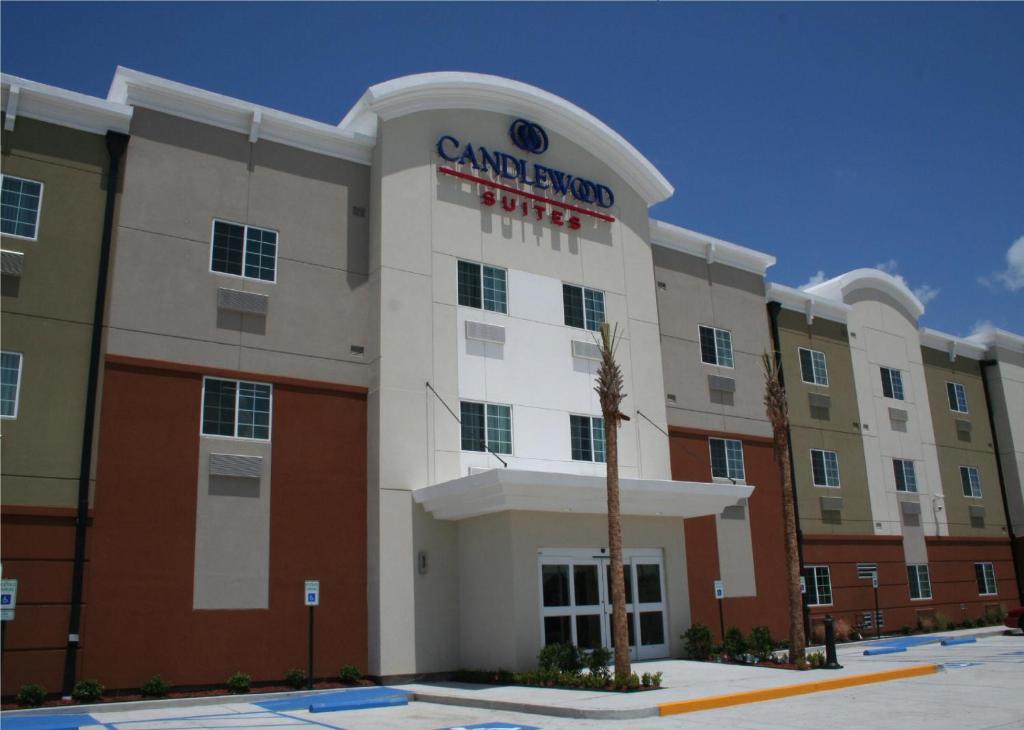 un edificio de hospital con una señal en él en Candlewood Suites Avondale-New Orleans, an IHG Hotel, en Avondale